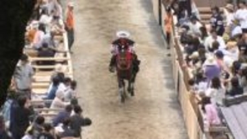 馬が坂駆け上がる　多度大社で上げ馬神事