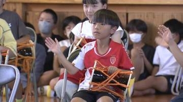 全校児童約160人が「大鼓」を体験　鳥羽の日に伝統楽器の響き楽しむ