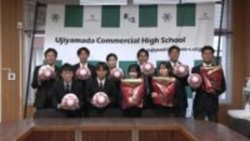 「僕たちの代で初戦を突破」　全国大会にのぞむ山商サッカー部にボールなど贈られる