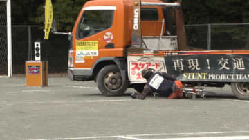 スタントマンが事故を再現　学生に交通ルールの大切さを伝える　三重・津市
