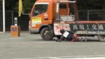 スタントマンが事故を再現　学生に交通ルールの大切さを伝える　三重・津市