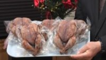 「子どもたちの笑顔見たい」ローストチキン180本余を寄贈　三昌物産が児童施設を支援