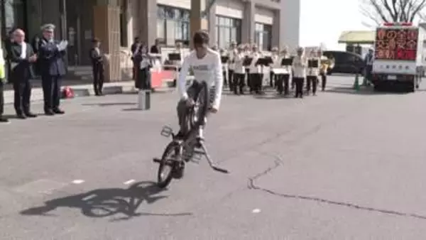 春の交通安全運動出発式　BMX世界1位の高校生が演技披露