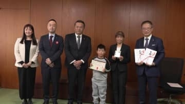 「笑顔があふれるよう」　保育園などにクレヨンなどの文具を贈る