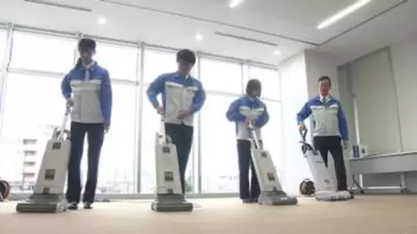 「辞令と一緒に掃除道具を贈呈　新入社員3人が「おそうじ入社式」」の画像