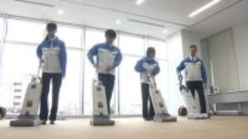 辞令と一緒に掃除道具を贈呈　新入社員3人が「おそうじ入社式」