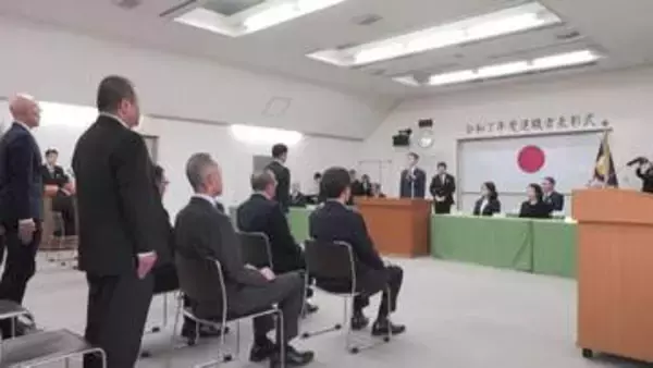 「「身近な困りごとに向き合った37年」　安心支えた退職警察官30人に警察功績章　三重県警察本部」の画像