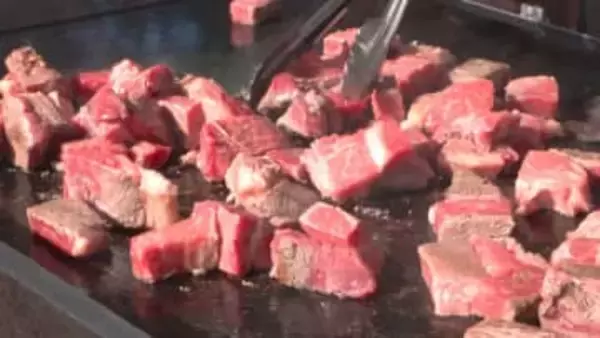 松阪肉サイコロステーキが大人気　恒例の秋祭り　親子連れでにぎわう