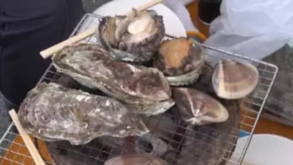 その場で焼いて味わう人も　恒例の年末きいながしま港市