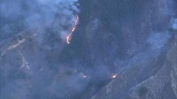 津市美杉町で山林火災　消火活動続く