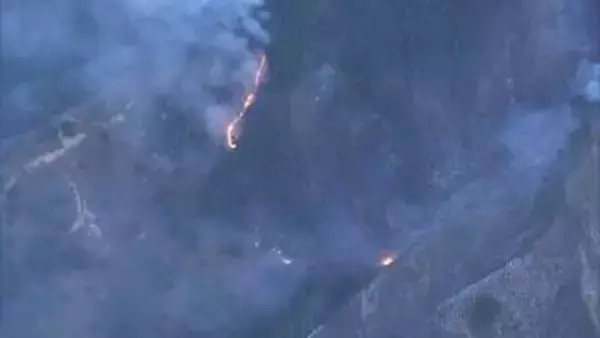 津市美杉町で山林火災　消火活動続く