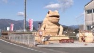 5メートル超の巨大カエル　稲わら使ったアート展示