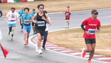 サーキットコースでランナーが駆け抜ける　シティマラソン