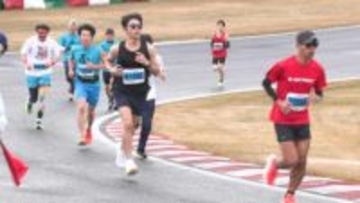 サーキットコースでランナーが駆け抜ける　シティマラソン