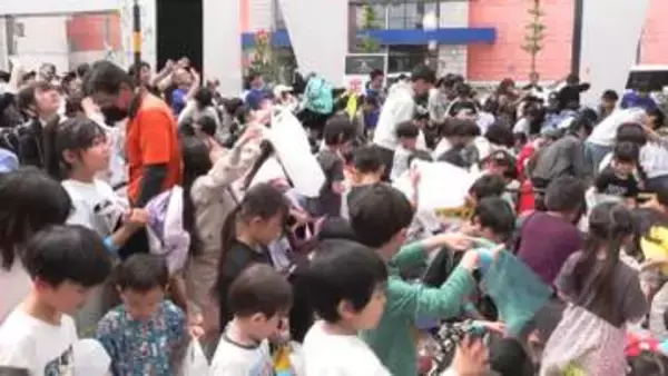 恒例の菓子まきが盛大に　アサヒグローバルホーム創業祭