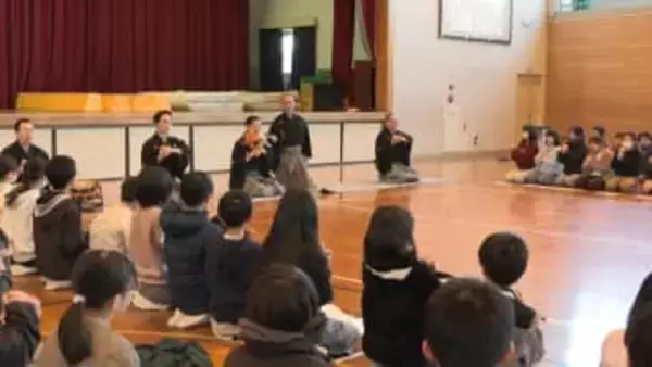 人間国宝が指導　小学生130人が能楽を体験
