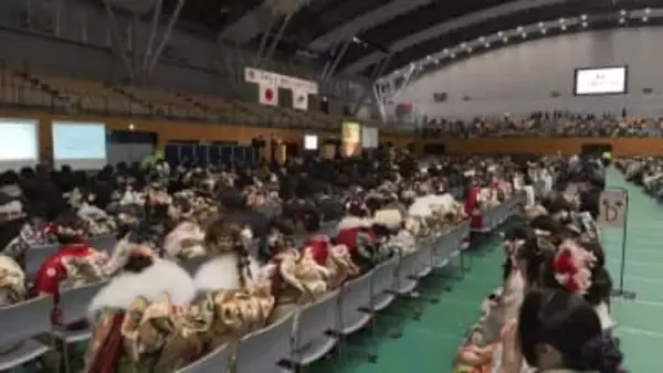 約2100人が出席　晴れ着やスーツ姿で門出祝う　二十歳のつどい開催