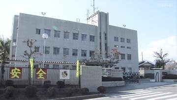 ノコギリ振り上げ現金奪おうとしたか　コンビニで強盗未遂容疑　21歳男を逮捕