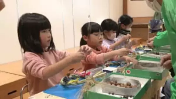 笑顔あふれるクリスマス準備　園児とお年寄りがリース作り　三重・東員町