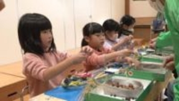 笑顔あふれるクリスマス準備　園児とお年寄りがリース作り　三重・東員町