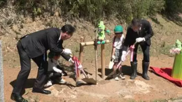 桜を未来へ　園児参加の植樹式