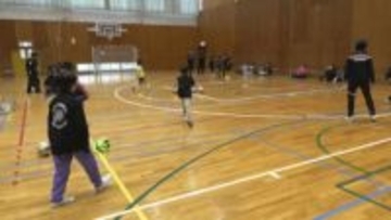 初めてチャレンジする子どもも　プロスポーツクラブの選手が直接指導