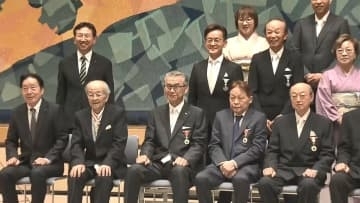 秋の叙勲・総務省と厚労省関係の受章者への伝達式　三重県庁