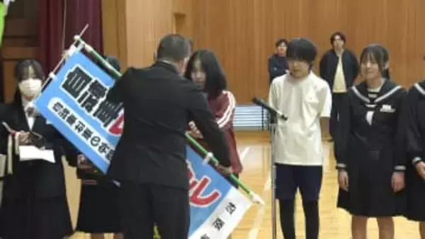 交通事故防止へ　中学校で交通安全の像を引き継ぐ伝達式