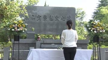 桑名空襲の犠牲者657人を悼む　市民ら約30人が慰霊碑に献花