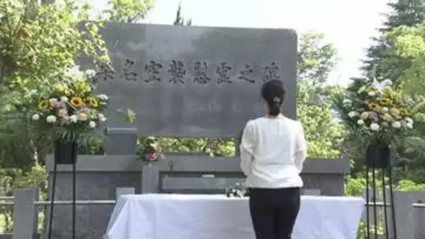 桑名空襲の犠牲者657人を悼む　市民ら約30人が慰霊碑に献花