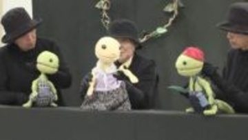 伊勢市の人形劇団が百貨店で公演　手づくり人形でトカゲ兄弟の大冒険披露