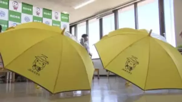 新入学児童を事故から守る　黄色い生地と反射材使用　交通安全傘を寄贈　三重