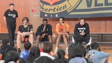 「たくさん寝てたくさん食べる」　身長2m超の外国人選手が教えるバスケ教室
