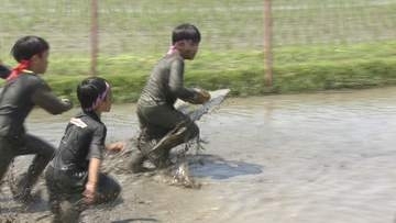 泥だらけでトライ！津で田んぼラグビー体験