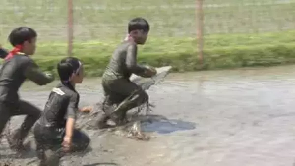 泥だらけでトライ！津で田んぼラグビー体験
