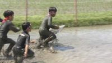 泥だらけでトライ！津で田んぼラグビー体験