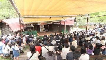 動物レースに大歓声　三重県伊賀市でモクモクダービー
