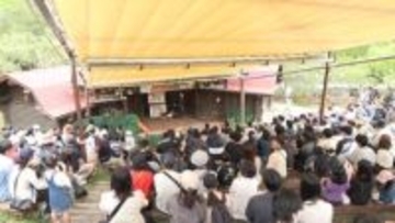 動物レースに大歓声　三重県伊賀市でモクモクダービー