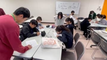 帰省した大学生が小学生に勉強教える