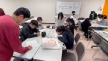 帰省した大学生が小学生に勉強教える