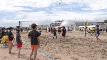 砂浜で熱戦　ビーチバレーin御殿場