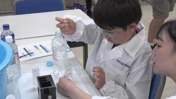 水道の仕事に触れる　子どもたちが検査体験