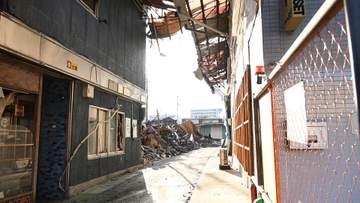 伊勢の商店街火災から1カ月余　道路をふさぐがれきを取り除く作業始まる