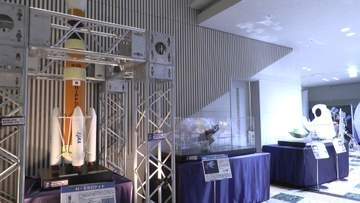 無重力の疑似体験に行列　実物の隕石にも触れる「あそべる宇宙博」
