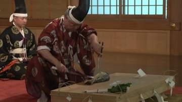 鯉に手を触れず包丁でさばく伝統儀式　鈴鹿市の椿大神社で奉納