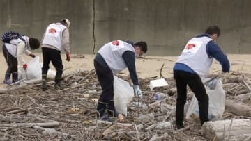 約100人が参加　ボランティア海岸清掃　三重・津市
