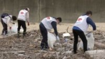 約100人が参加　ボランティア海岸清掃　三重・津市