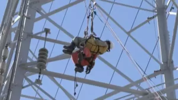 限られたルートなど　電力会社の鉄塔における高所救助の手順を確認