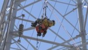 限られたルートなど　電力会社の鉄塔における高所救助の手順を確認