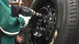 「子どもたちがタイヤのナット着脱に挑戦　三重トヨペットで整備士の仕事体験」の画像1